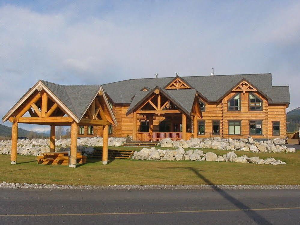 Basecamp Lodge Golden Exterior photo
